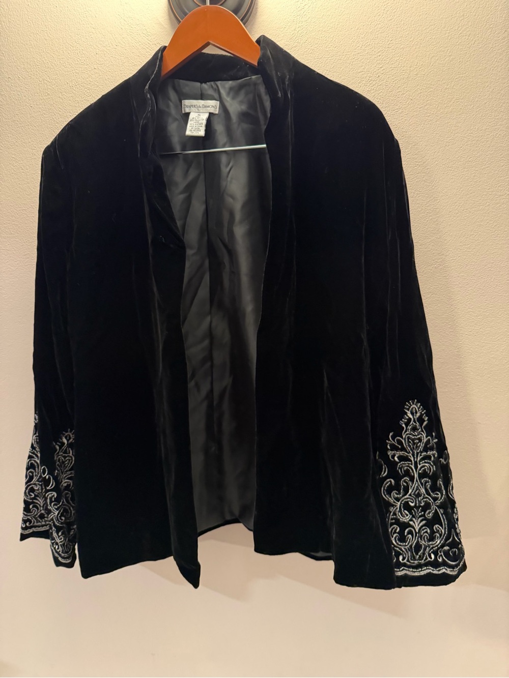 Velvet Open-Front Blazer with Embroidered Cuffs‎ - Black